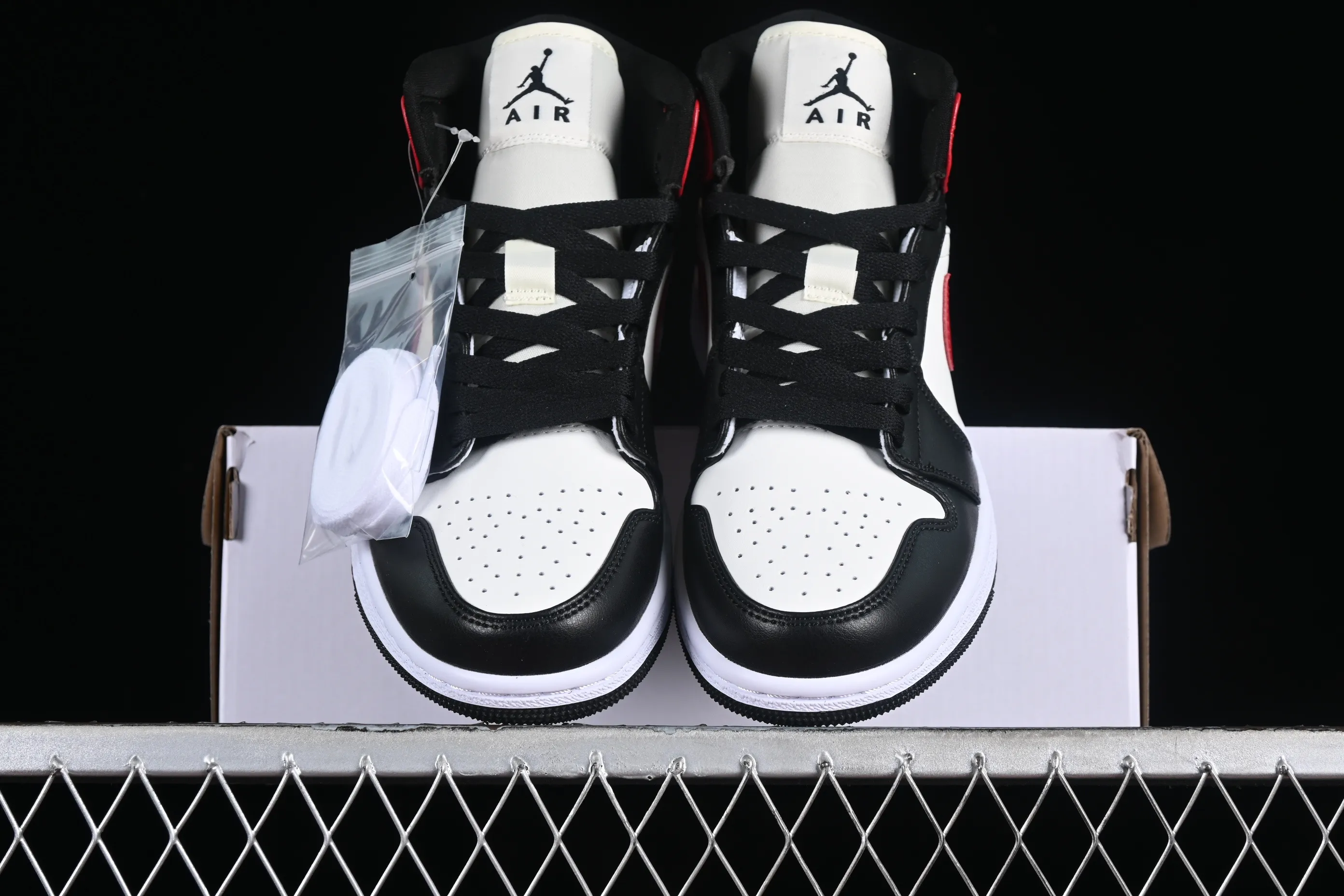 All categories Air Jordan Jordan series basketball shoes Air Jordan 1 Mid Air Jordan 1 Mid "Black Toe" AJ1 Joe 1 white black red Zhongbang basketball shoes BQ6472-160